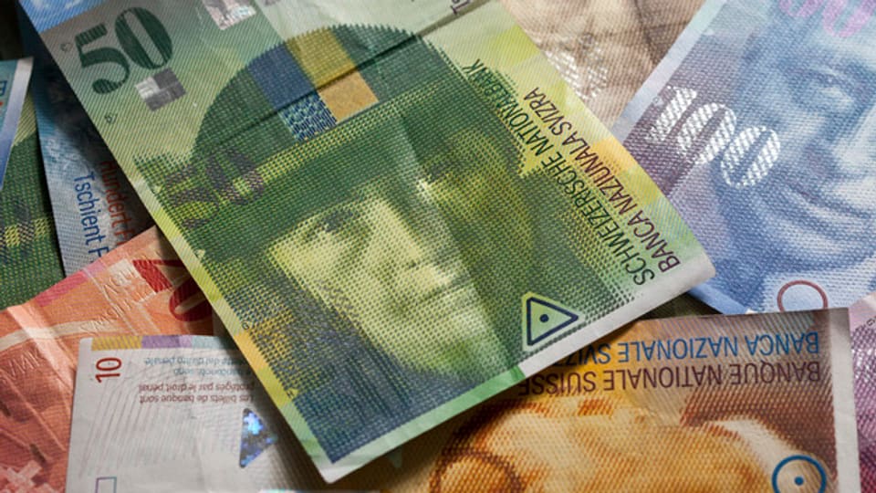 Foto von mehreren Schweizer Geldnoten, ganz vorne die grüne Note mit Sophie Taeuber-Arp.