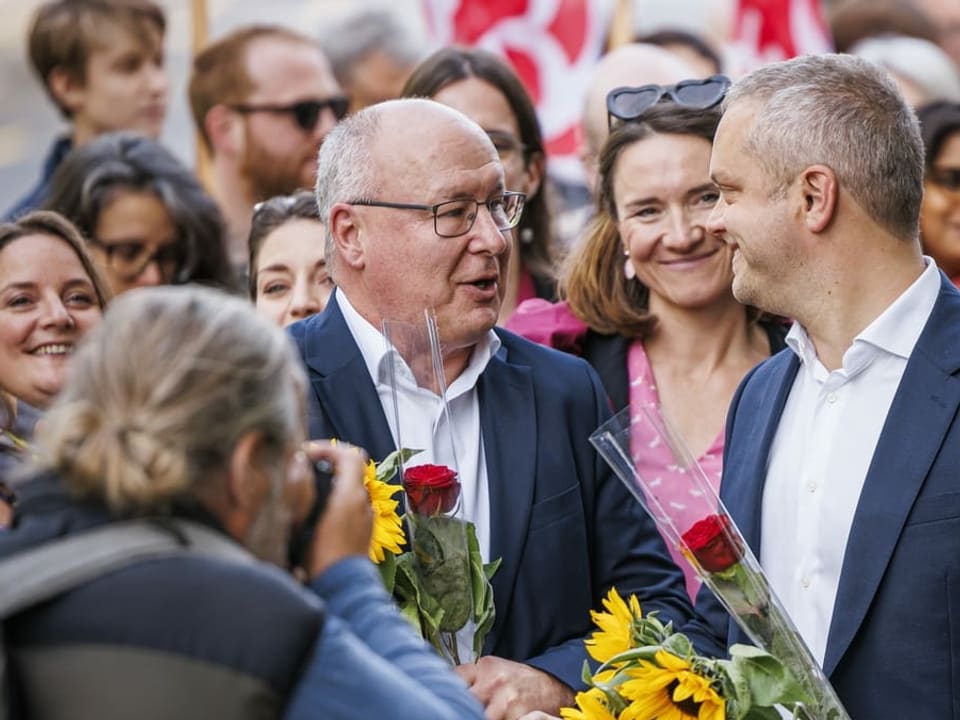 Pierre-Yves Maillard mit Blumen umringt von Parteifreunden.