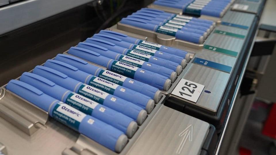 Stifte mit dem Medikament Ozempic liegen in einer Produktionshalle auf.