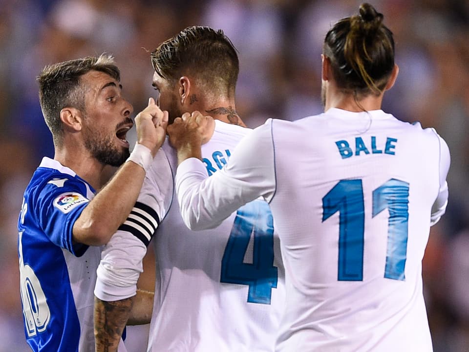 Sergio Ramos und ein Gegenspieler geraten aneinander