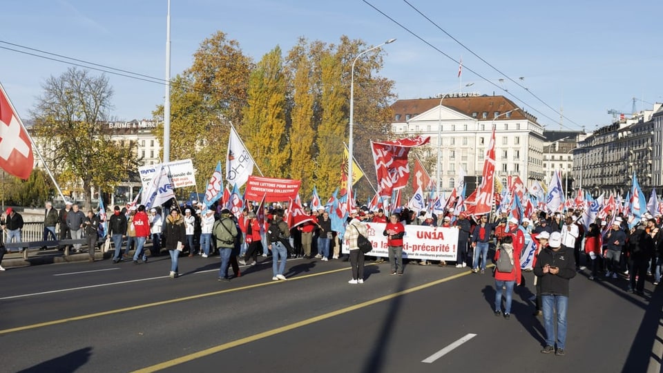 Streikende auf einer Brücke in Genf.