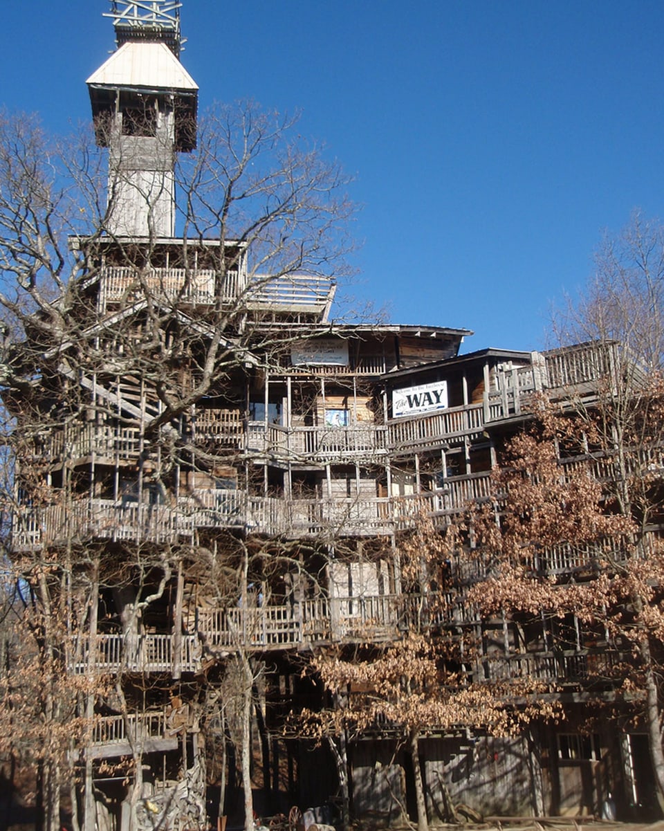 Baumhaus auf 10 Etagen mit vielen Geländern und Turm. 