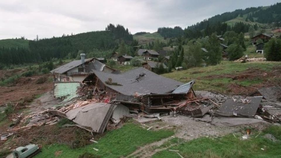 Zerstörte Häuser in einem rutschenden Hang.