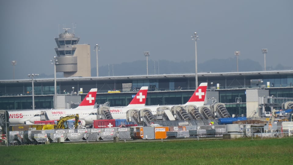Drei Swiss-Flugzeuge vor Flughafengebäude