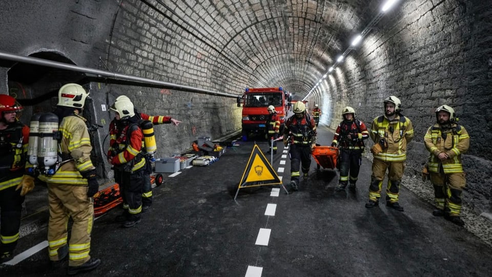 Feuerwehrleute in Tunnel