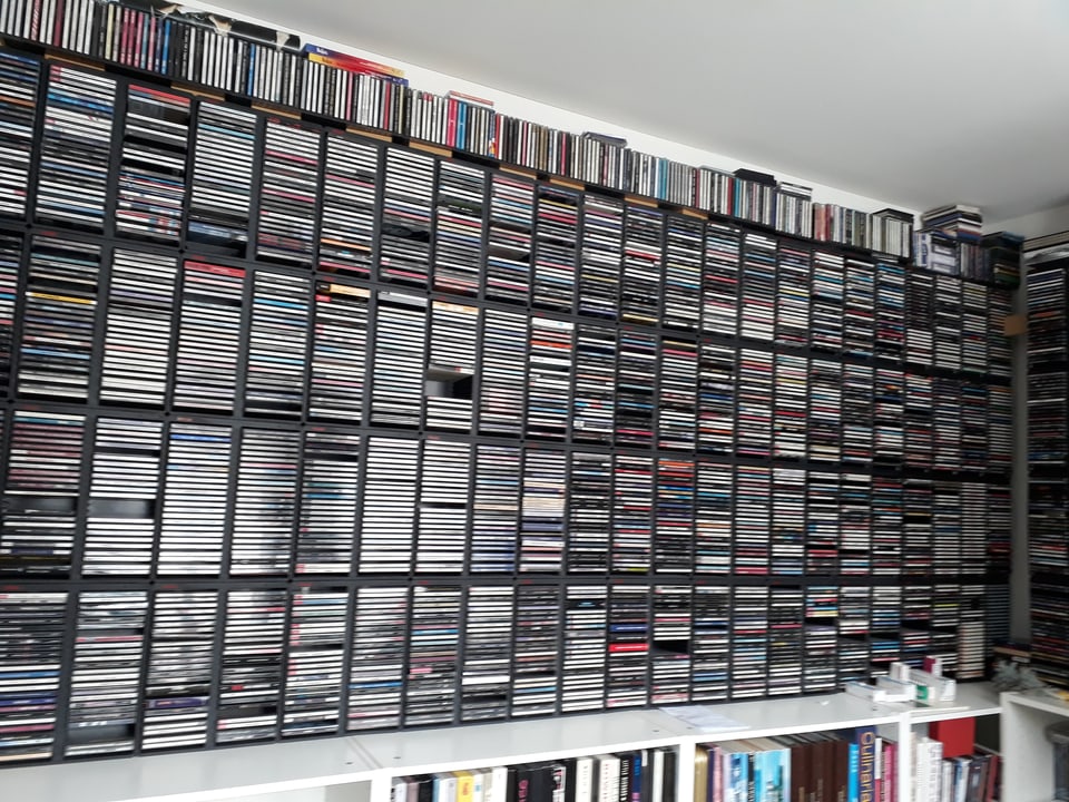 Viele CDs an einer Wand.