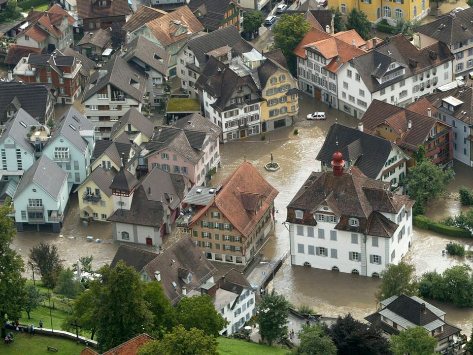 Luftaufnahme des überschwemmten Dorfkerns von Sarnen.
