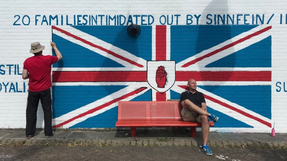 Die Flagge Nordirlands wurde auf eine Hauswand gemalt.