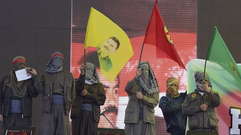 Vermummte Anhänger der PKK.