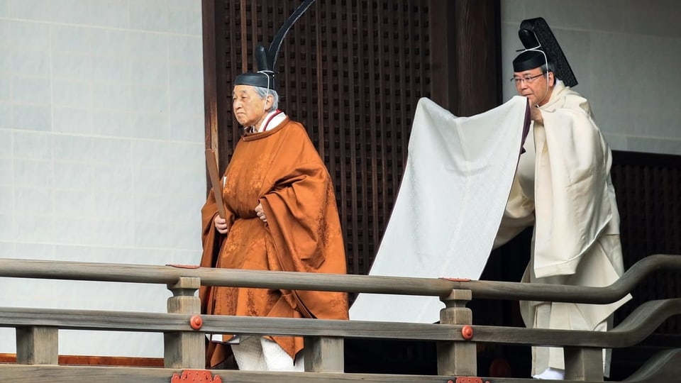 Kaiser Akihito in goldbrauner Robe