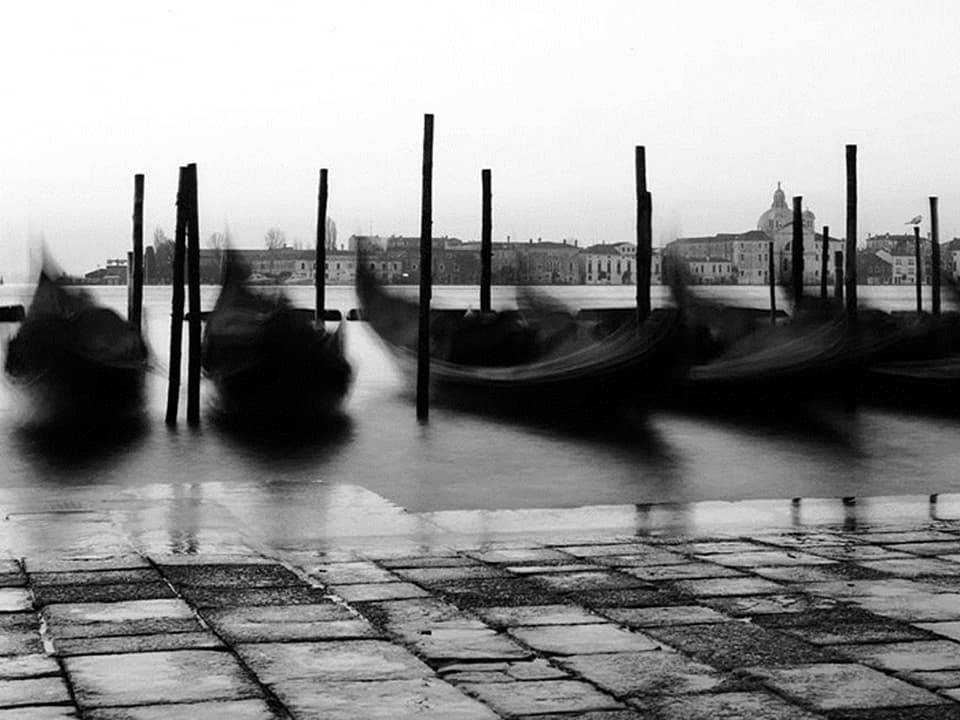 Gondeln am Ufer von Venedig.