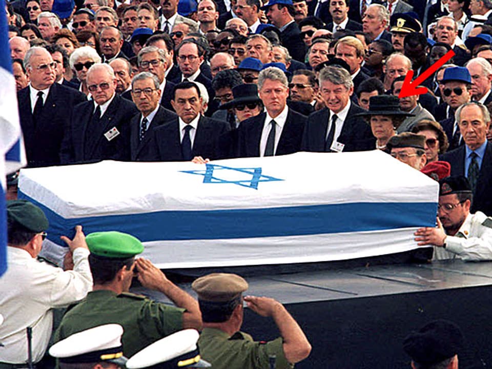 Königin Beatrix steht am Sarg von Yitzhak Rabin neben Politikern wie Helmut Kohl und Bill Clinton.