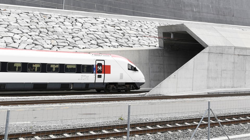 Zug fährt in neuen Gotthard-Basistunnel ein