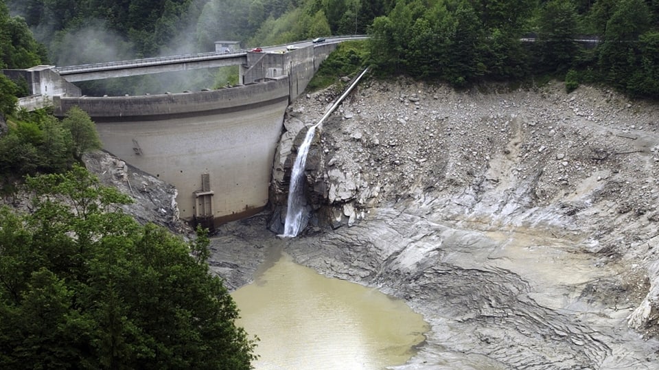 Ein kleiner Staudamm im Tessin, der Stausee wurde entleert.