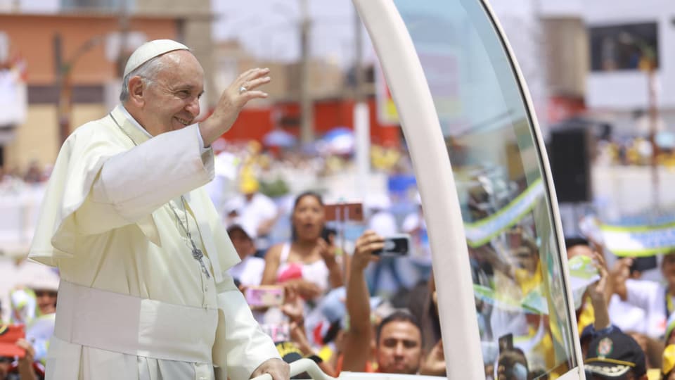 Papst Franziskus im Papamobil vor einer Menschenmenge
