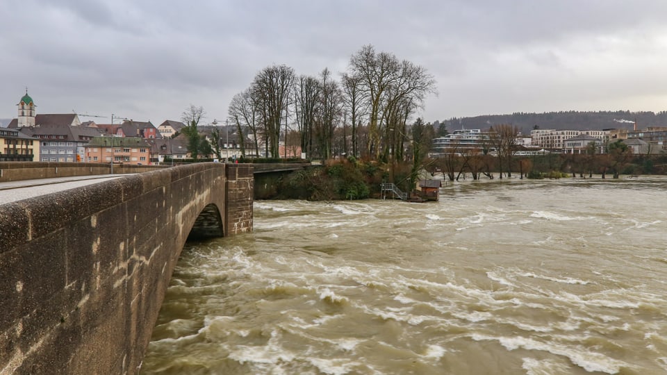 Das Wasser kommt in Rheinfelden nur noch knapp unter der Brücke durch.