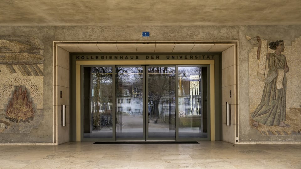 Eingang zum Kollegienhaus der Universität Basel.