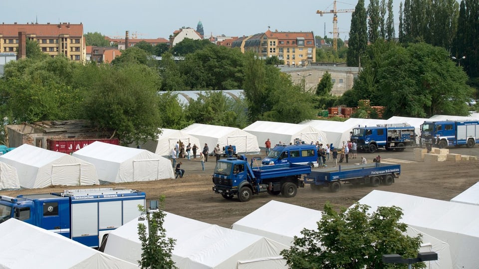 Zelte und Lastwagen