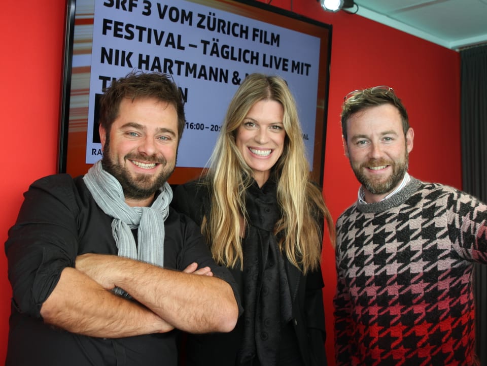 Festival-Direktorin Nadja Schildknecht strahlte am Abschlusssonntag mit SRF 3-Moderatro Nik Hartmann und seinem Produzent Marco Thomann um die Wette. 