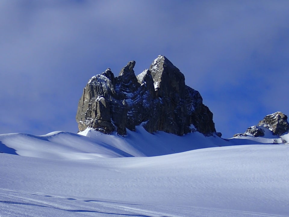 einzelner Berg im Schnee
