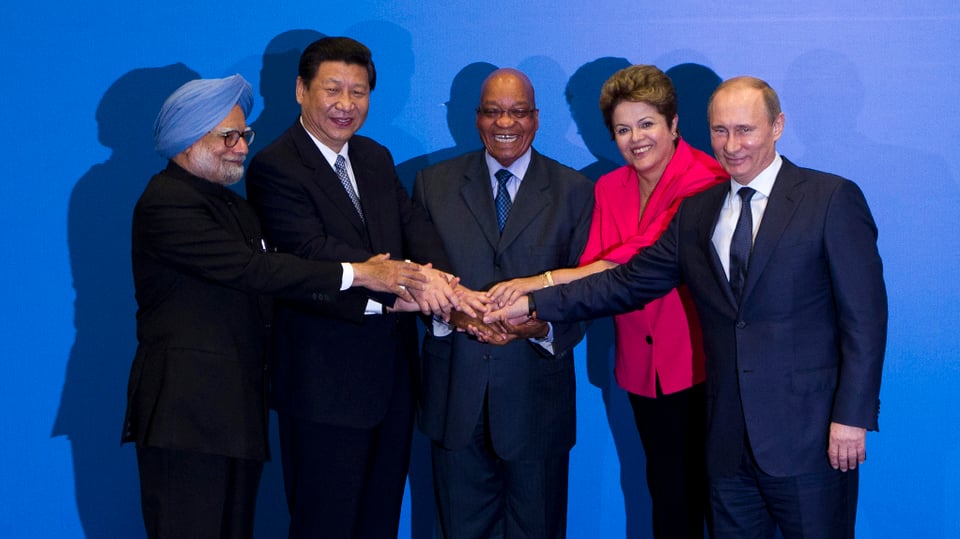 Der Premier Indiens, die Präsidentin Brasiliens, die Präsidenten Chinas, Südafrikas und Russlands bilden mit den Händen einen Knoten.