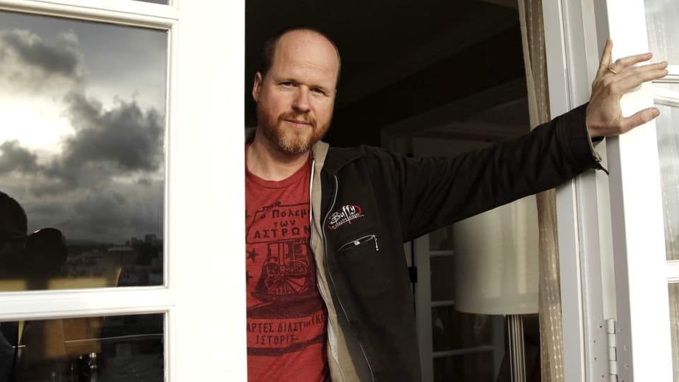 Joss Whedon am Fenster.