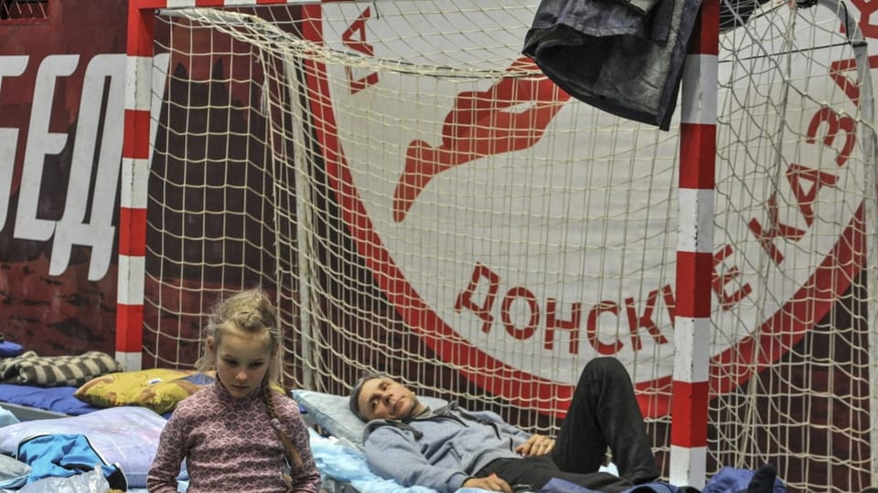 Einwohnerinnen und Einwohner von Mariupol übernachten zurzeit in der Turnhalle eines Gymnasiums.
