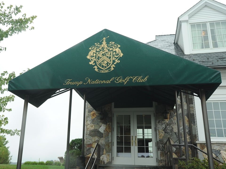 Ein Hauseingang des Golfclubs mit der Aufschrift Trump National Golf Club