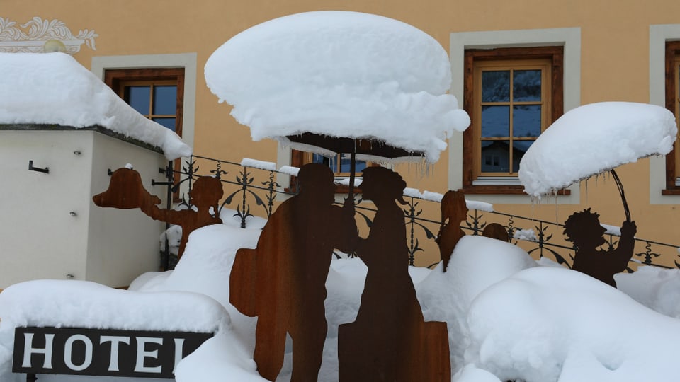 Tiefverschneiter Hoteleingang im Dorfkern von Müstair