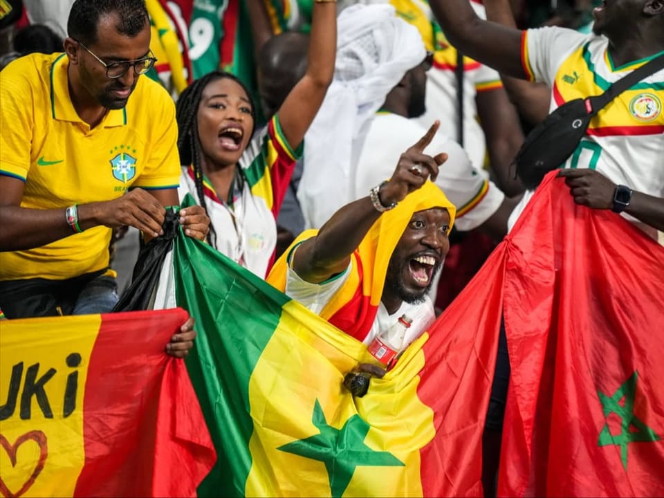 Fans mit Ghana- und Marokko-Flaggen.