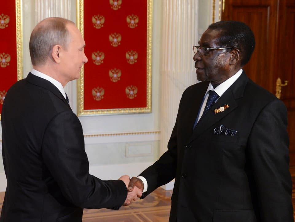 Der Präsident von Zimbabwe Robert Mugabe und Wladimir Putin.