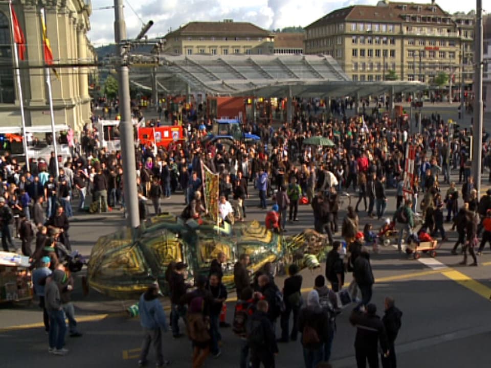 Mehrere hundert Menschen und ein Demowagen in Form einer Schildkröte auf dem Berner Bundesplatz.