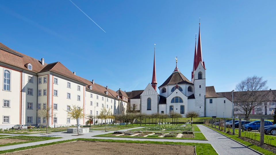 Kloster mit Klosterkirche und Park in Muri