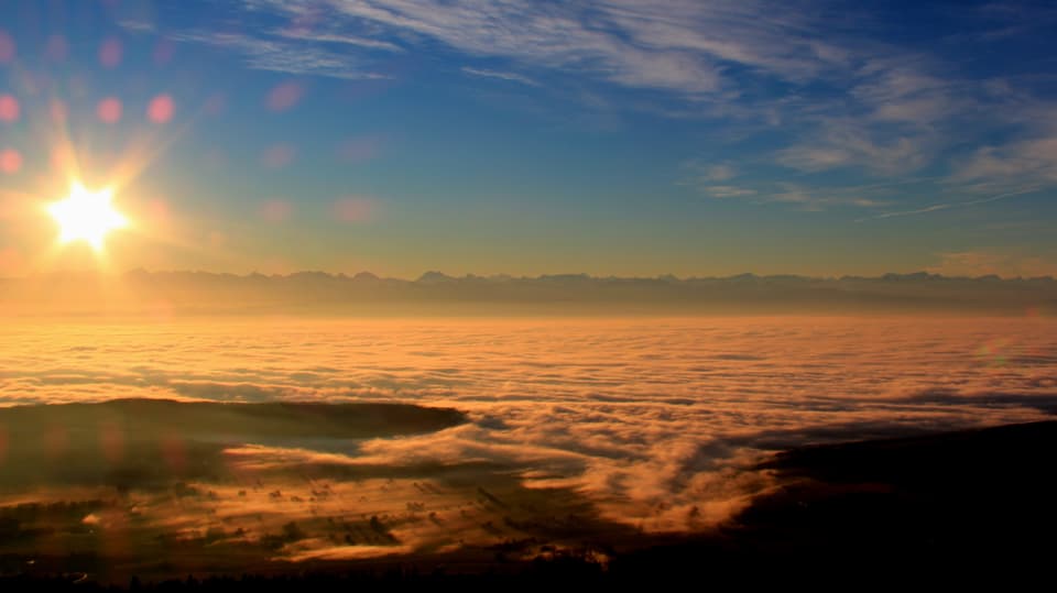 Sonnenaufgang über dem Nebelmeer: vom Col de Chasseral aus aufgenommen