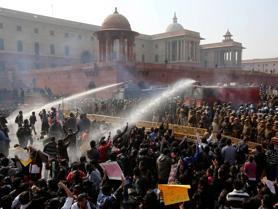 Die Polizei schiesst mit Wasserwerfern auf die Demonstranten