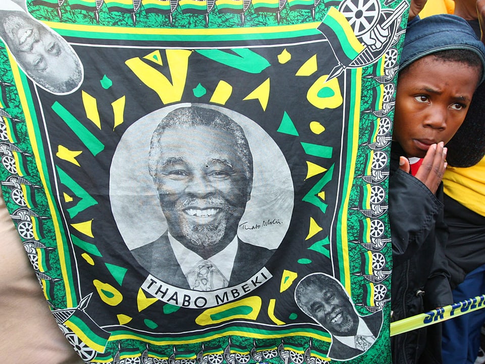 Kind neben Mbeki-Fahne