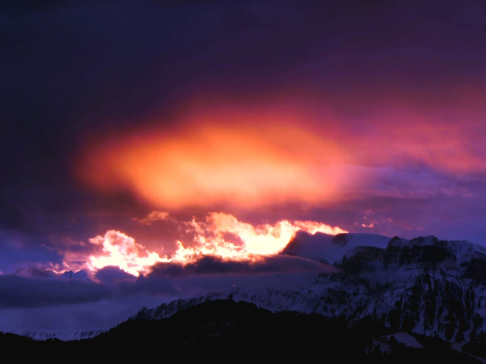 Morgenglühen über den Gipfeln in der Region Bern.