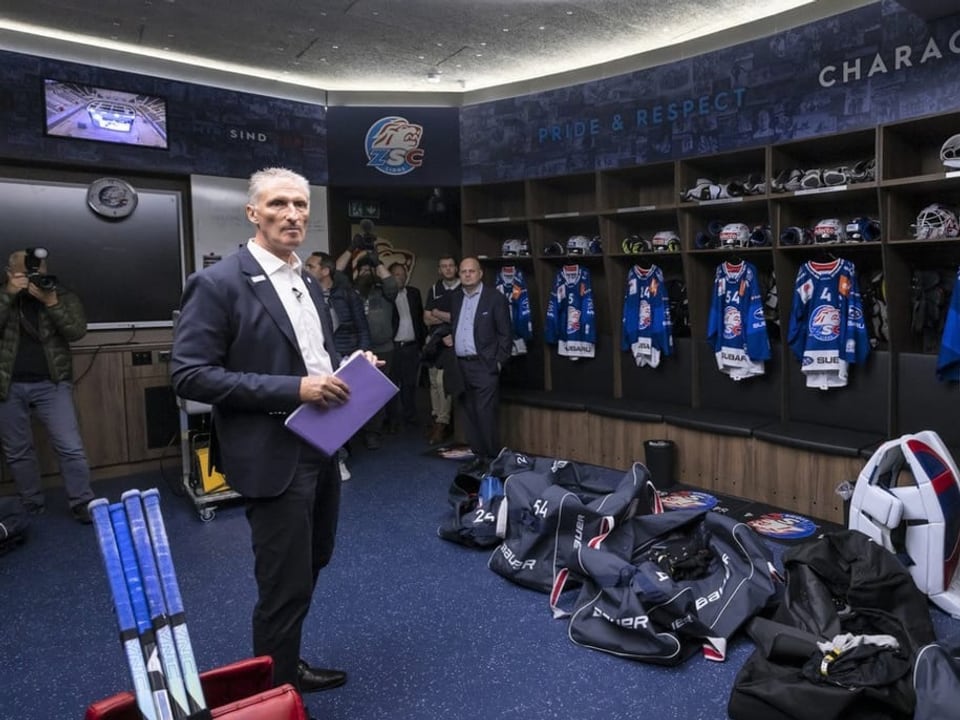 ZSC-CEO Peter Zahner steht in der neuen Mannschafts-Garderobe