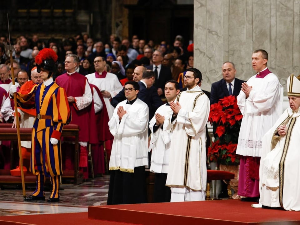 Papst Franziskus feiert im Petersdom in Rom die Christmette.