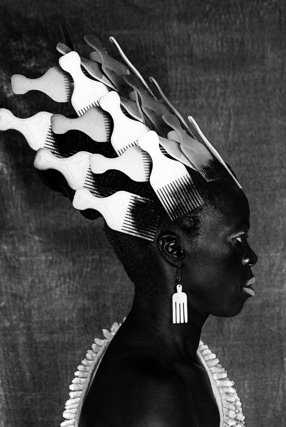 Schwarz-Weiss-Porträt der Büste eine Frau mit auffälligem Kopfschmuck