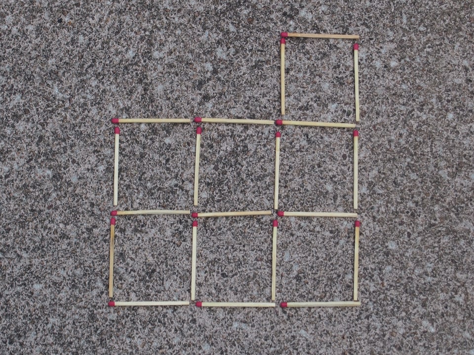 Aufgabe 3: Sieben Streichhölzer müssen vom Gebilde so verschoben werden, dass vier Quadrate entstehen.