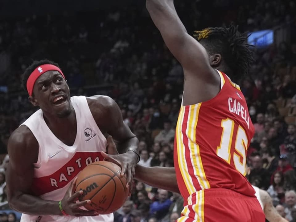 Pascal Siakam behauptet gegen Clint Capela den Ball.