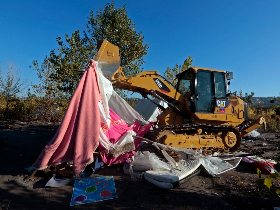 Bagger reisst Roma-Siedlung ab