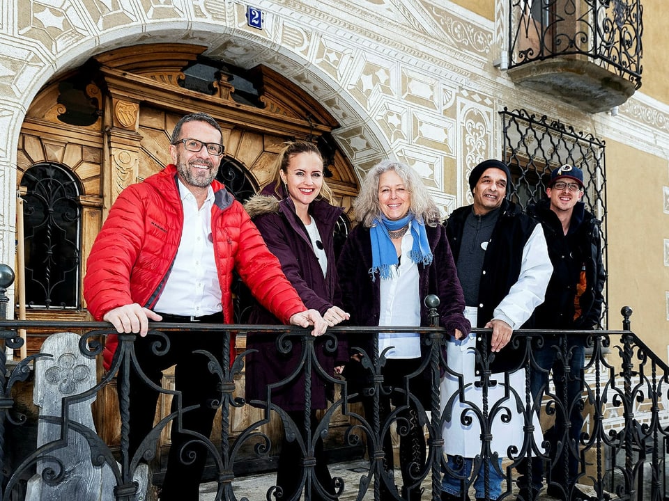 Gruppenbild der Protagonisten vor dem Hotel Chesa Salis.