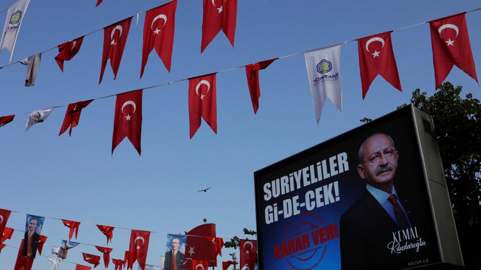 Türkische Flaggen sowie ein Wahlplakat Kemal Kilicdaroglu 