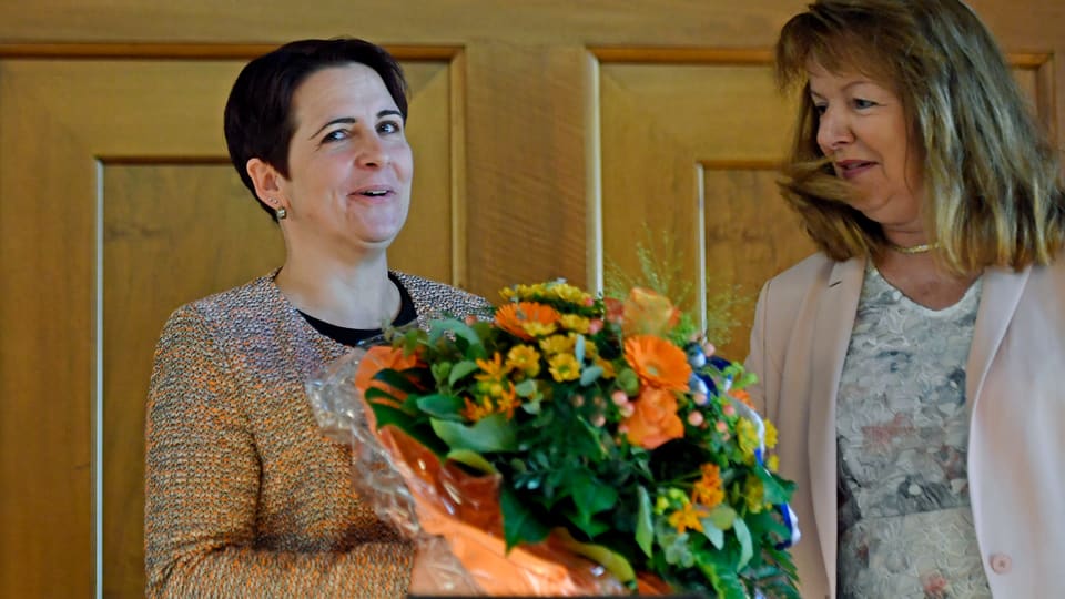 Yvonne Bürgin (links) erhält nach der Wahl den Blumenstrauss von ihrer Vorgängerin Karin Egli-Zimmermann.