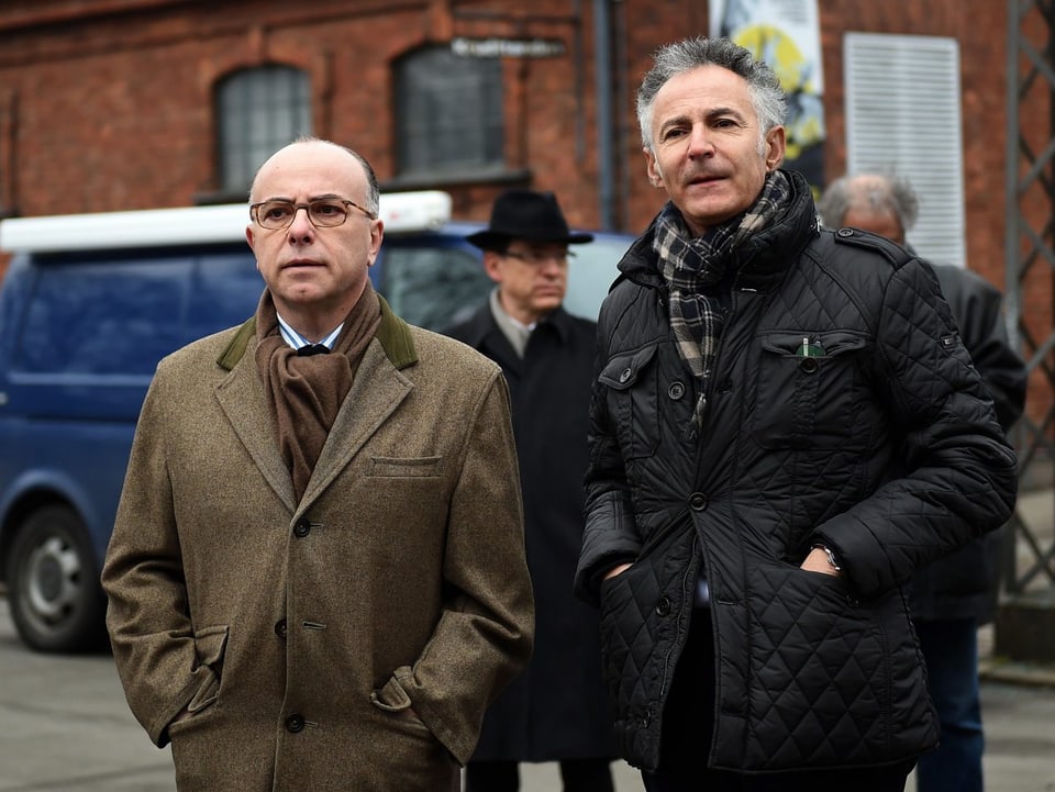 Der französische Innenminister Bernard Cazeneuve (links) hat das Kulturzentrum – Ort des ersten Anschlages – am Sonntag gemeinsam mit dem französischen Botschafter François Zimeray besucht.