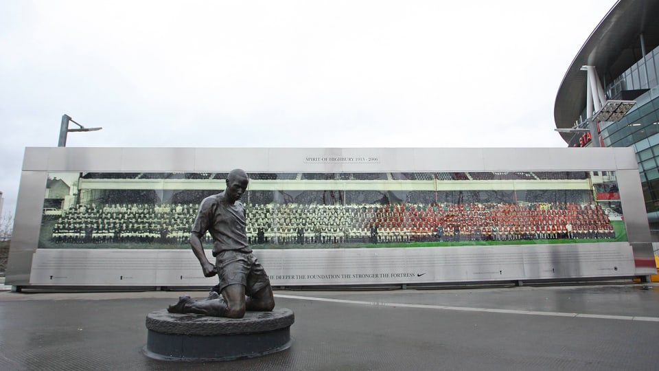 Statue von Henry vor dem Stadion.