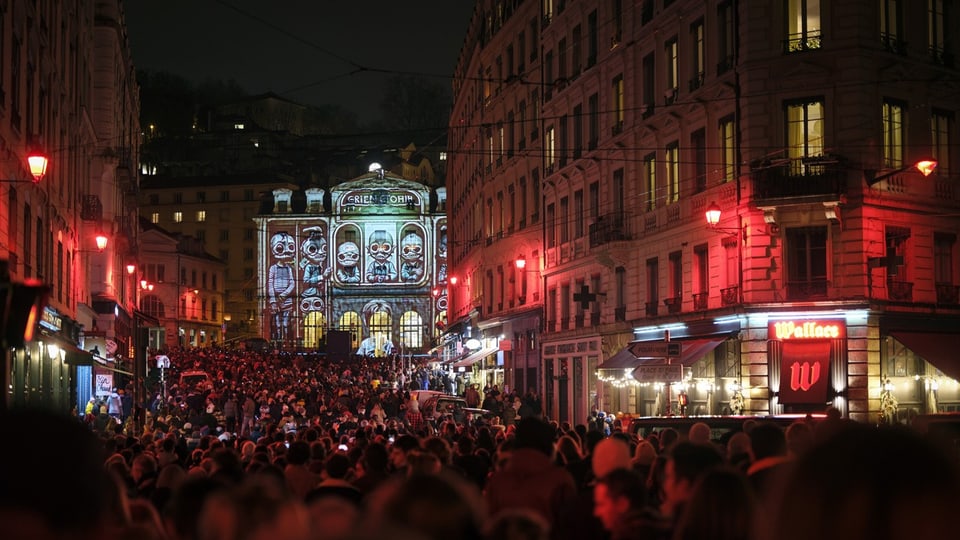 Eine Menschenmenge in den Gassen von Lyon.