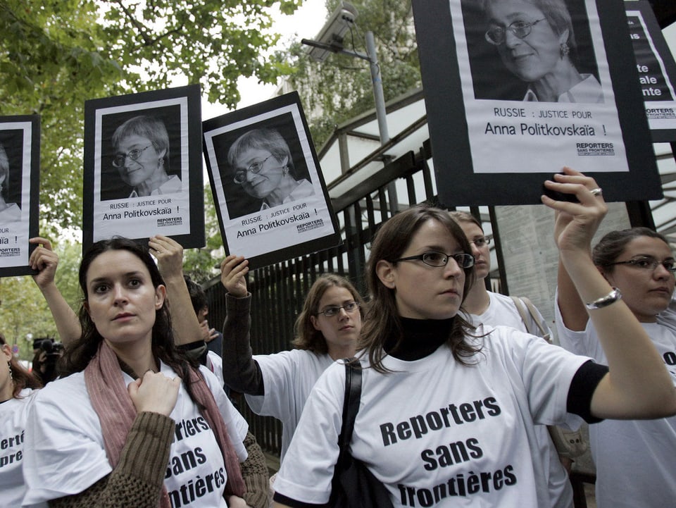 Mitglieder der Organisation Reporter ohne Grenzen am demonstrieren.